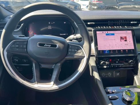 Used 2024 Jeep Grand Cherokee Limited image 28