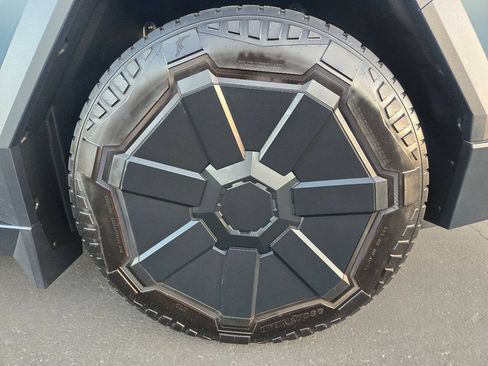 Used 2024 Tesla Cybertruck AWD Crew Cab image 17