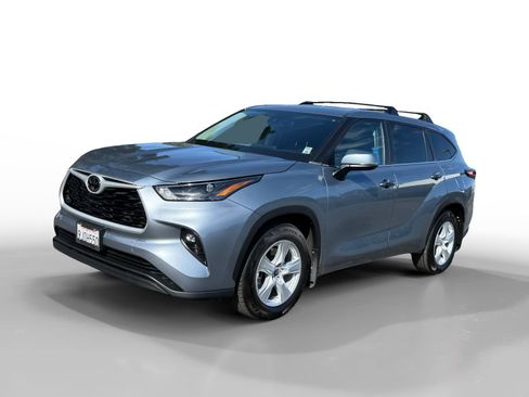 Used 2023 Toyota Highlander LE FWD image 1