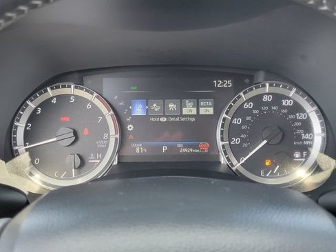 Used 2025 Toyota Highlander LE FWD image 9