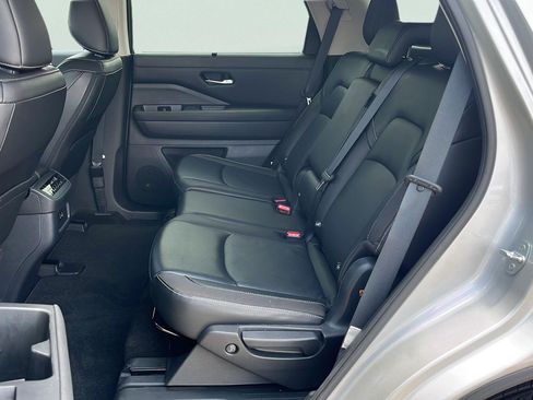 Used 2023 Nissan Pathfinder SL FWD image 19
