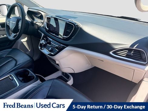 Used 2023 Chrysler Pacifica Touring-L FWD image 35