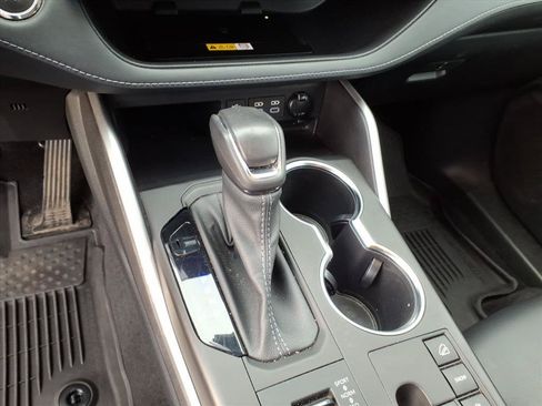 Used 2023 Toyota Highlander XLE AWD/4WD image 35