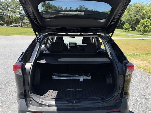 Used 2021 Toyota RAV4 XLE w/ XLE Grade Weather Package AWD/4WD image 23