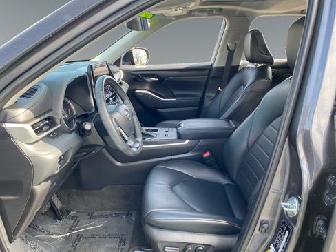 Used 2023 Toyota Highlander XLE FWD image 9