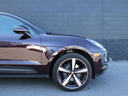 Certified 2024 Porsche Macan image 12