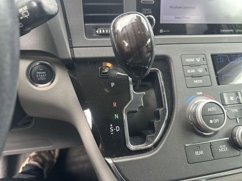 Used 2018 Toyota Sienna XLE w/ Carpet Mat Package FWD image 26