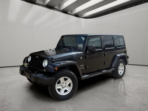 Used 2016 Jeep Wrangler Unlimited Sahara w/ Connectivity Group AWD/4WD image 4