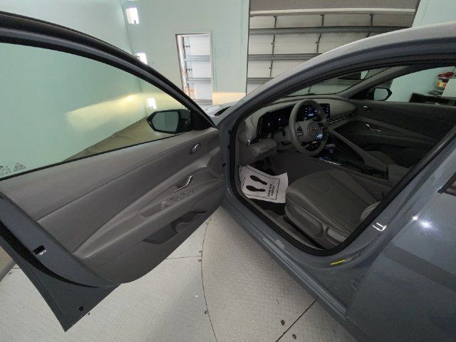 Used 2022 Hyundai Elantra SEL w/ Preferred Accessory Package FWD image 11