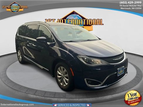 Used 2019 Chrysler Pacifica Touring-L FWD image 2