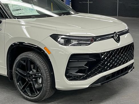 New 2026 Volkswagen Tiguan SE R-Line FWD image 43