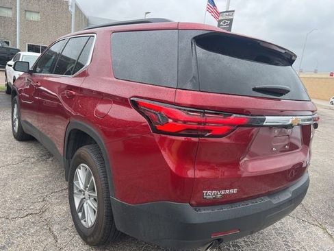 Used 2023 Chevrolet Traverse LT w/ Rear Camera Mirror Package FWD image 4
