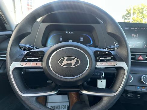 Used 2025 Hyundai Elantra SE image 8