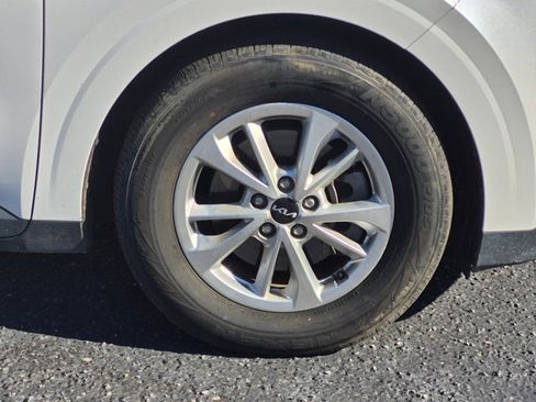 Used 2023 Kia Carnival LX image 8