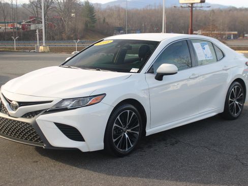 Used 2018 Toyota Camry L image 3