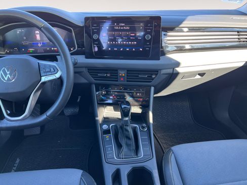 Certified 2025 Volkswagen Jetta SE w/ Sunroof Package image 11