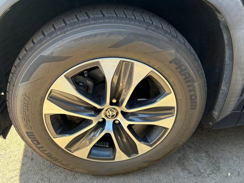 Used 2020 Toyota Highlander XLE FWD image 6