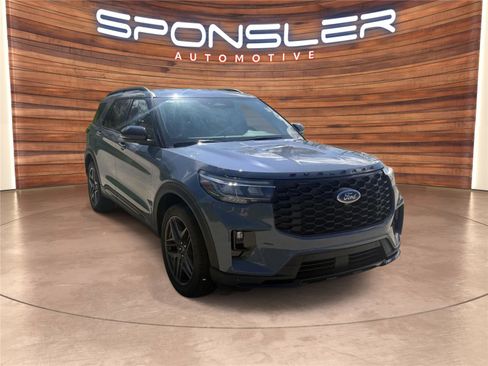 Used 2025 Ford Explorer ST-Line w/ ST-Line Street Pack AWD/4WD image 9