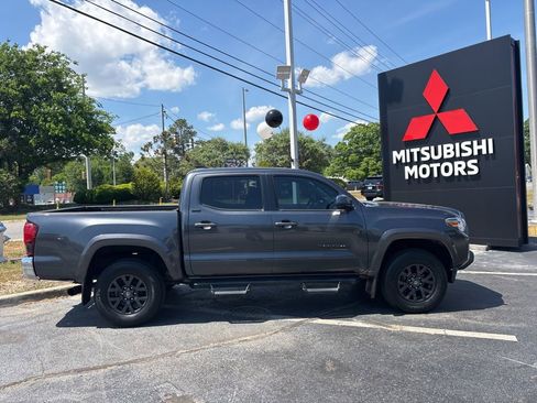 Used 2022 Toyota Tacoma SR5 RWD image 2