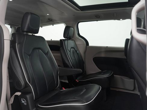 Used 2024 Chrysler Pacifica Limited image 12