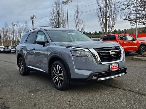 New 2025 Nissan Pathfinder Platinum image 3