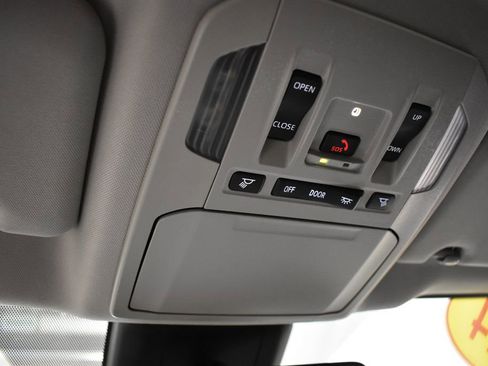 Used 2024 Toyota Highlander XLE AWD/4WD image 26
