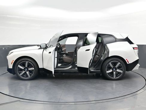 Used 2024 BMW iX xDrive50 w/ Premium Package AWD/4WD image 38