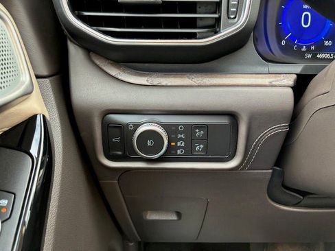 Used 2021 Ford Explorer Platinum w/ Equipment Group 601A AWD/4WD image 30