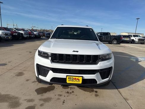 New 2026 Jeep Grand Cherokee Laredo image 3