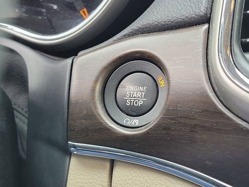 Used 2017 Jeep Grand Cherokee Limited image 34