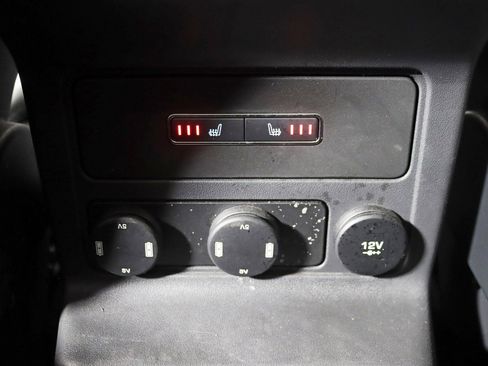 Used 2019 Jaguar F-PACE Premium image 24