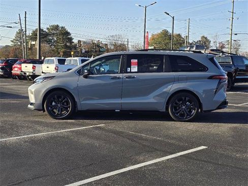 Used 2025 Toyota Sienna XSE image 3