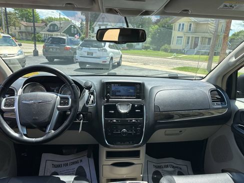 Used 2013 Chrysler Town & Country Touring FWD image 13