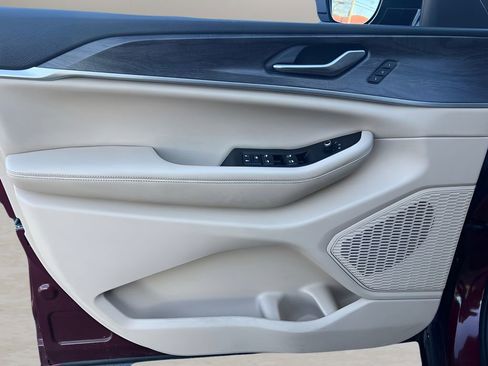 Used 2023 Jeep Grand Cherokee Limited w/ Luxury Tech Group II image 12