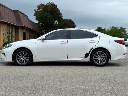 Used 2017 Lexus ES 300h w/ Luxury Package FWD image 2