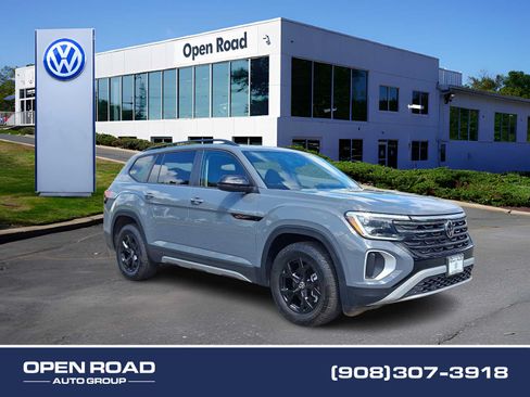 Used 2025 Volkswagen Atlas Peak Edition SE AWD/4WD image 1