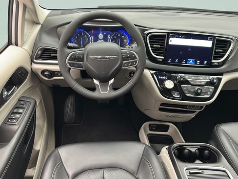 Used 2024 Chrysler Pacifica Touring-L FWD image 13