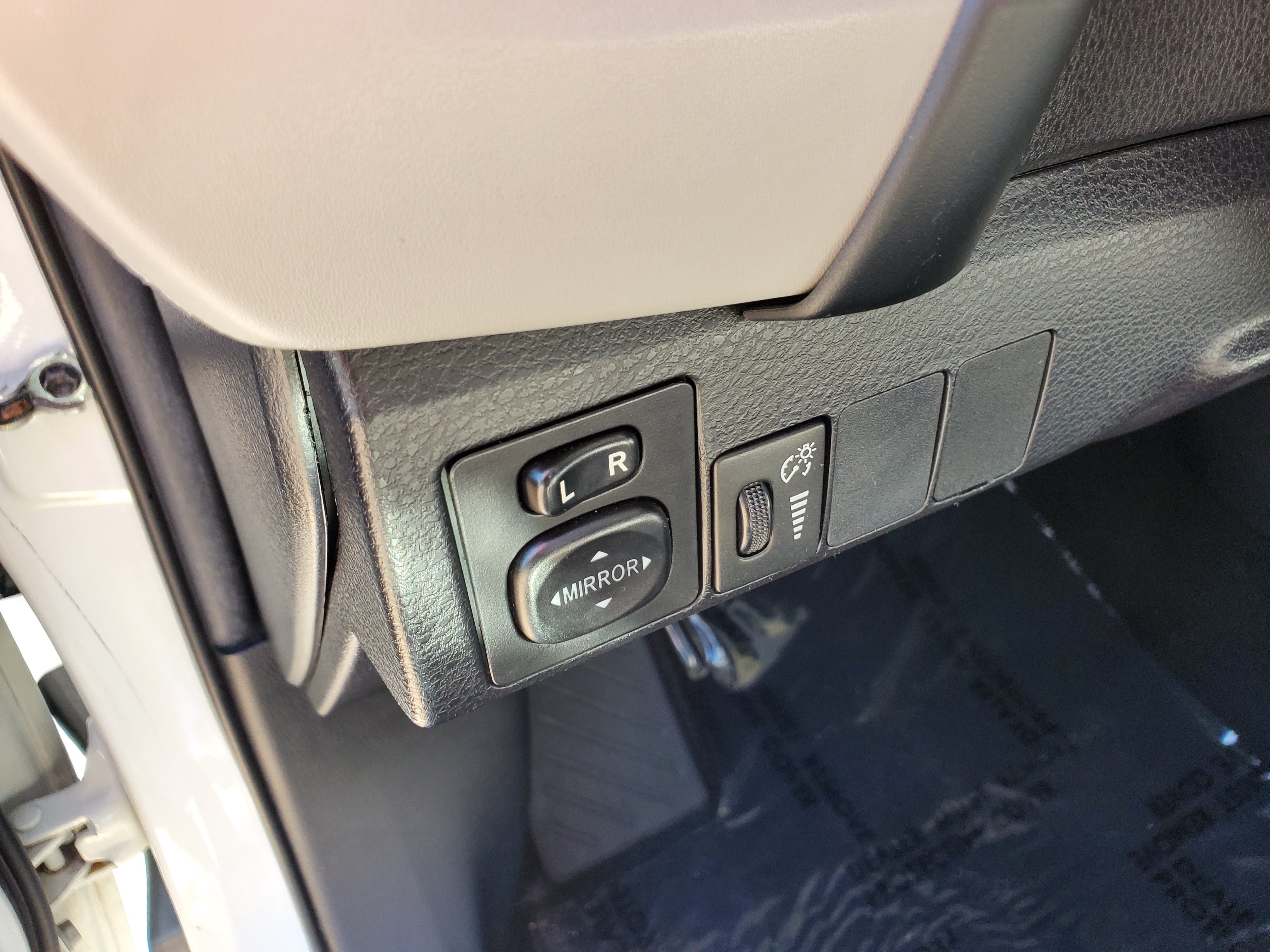 Used 2018 Toyota Corolla LE FWD image 11