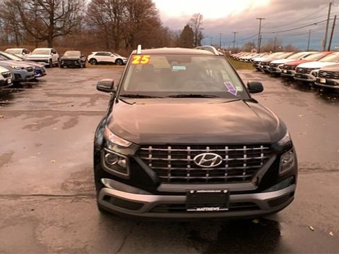 Certified 2025 Hyundai Venue SEL image 8