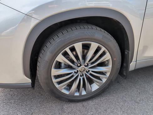 Certified 2020 Toyota Highlander Platinum AWD/4WD image 9