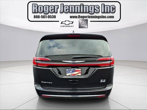 Used 2024 Chrysler Pacifica Touring-L image 26
