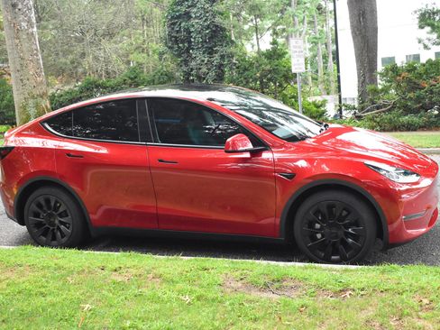 Used 2022 Tesla Model Y Long Range image 11