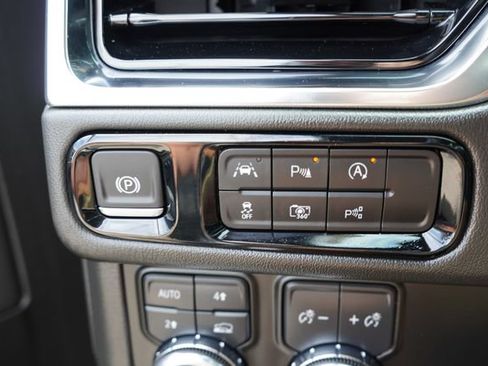 Used 2025 GMC Yukon XL Denali AWD/4WD image 28