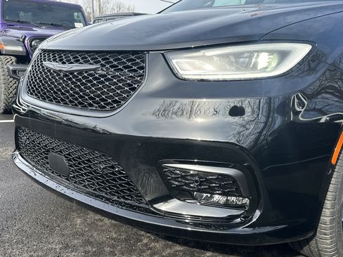 New 2026 Chrysler Pacifica Limited w/ S Appearance Package FWD image 33