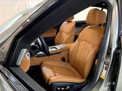Used 2021 BMW 750i xDrive w/ Autobahn Package image 9
