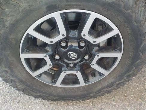 Used 2014 Toyota Tundra Limited w/ Limited Premium Package image 10