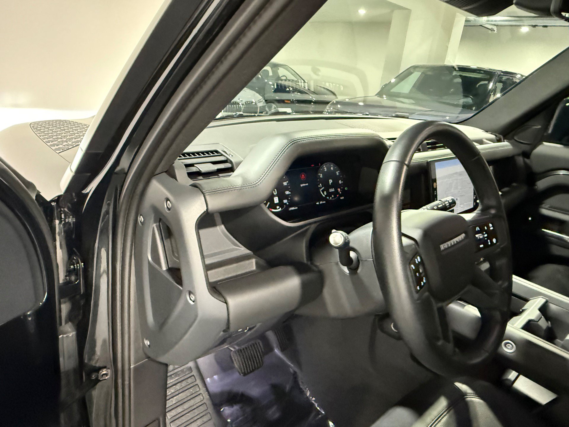 Used 2025 Land Rover Defender 110 X-Dynamic SE AWD/4WD image 22
