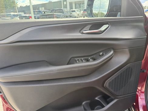 New 2025 Jeep Grand Cherokee Altitude image 10