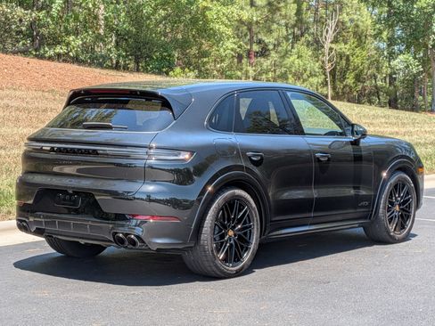 Certified 2025 Porsche Cayenne GTS AWD/4WD image 32