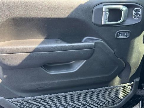 Used 2024 Jeep Wrangler Unlimited image 15